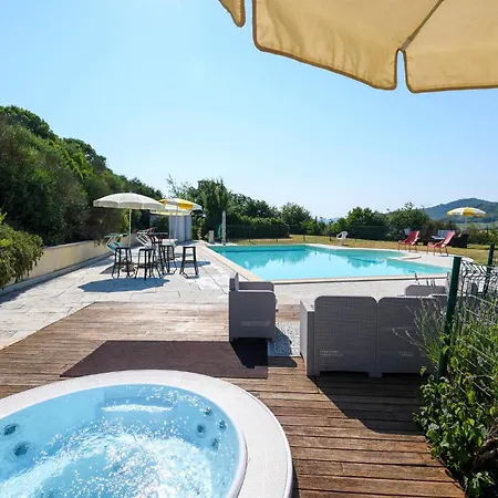 4 Bedroom Awesome In Casa de Férias Urbania